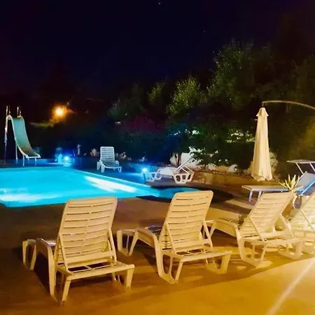 Capirro Con Piscina Trani
